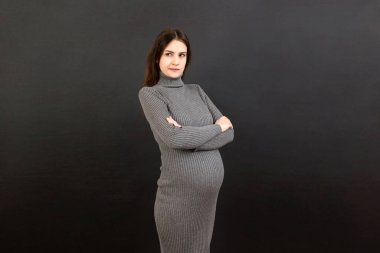 Düşünceli hamile kadın renkli arka planda bebek için isim seçiyor. Hayal Eden ve Mutlu Hamile Kadın Düşünen Annelik Hayatı. Boşluğu Kopyala.