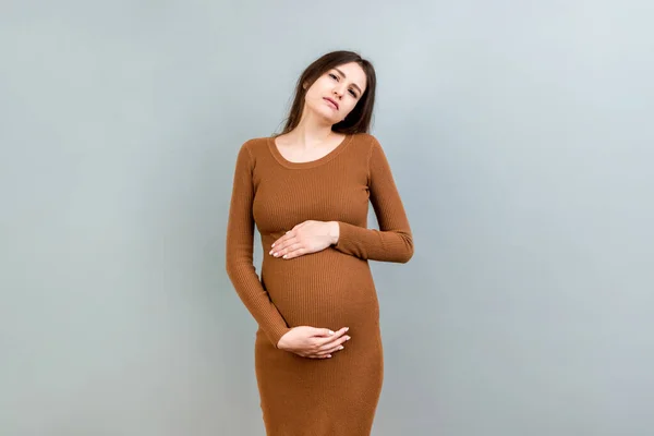 Gravid Flicka Som Har Ont Magen Står Färgad Bakgrund Isolerad — Stockfoto