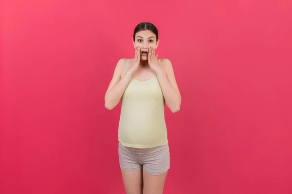 Jovem Surpresa Mulher Chocada Grávida Isolado Fundo Colorido Expressão Feminino — Fotografia de Stock