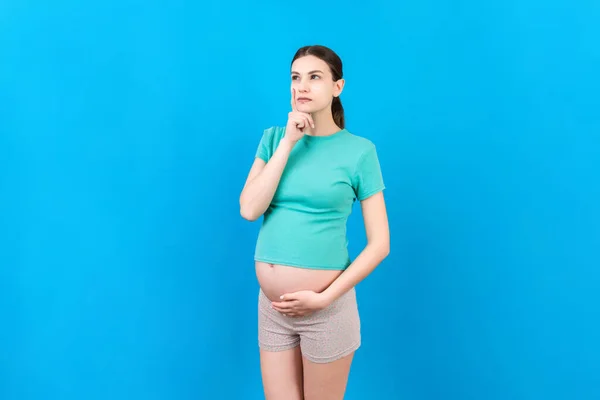 Donna Incinta Pensierosa Che Sceglie Nome Bambino Sfondo Colorato Sogno — Foto Stock