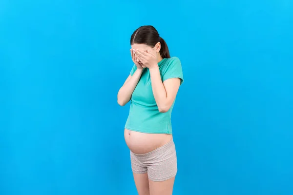 Hermosa Mujer Embarazada Joven Sintiendo Dolor Cabeza Sobre Fondo Color — Foto de Stock