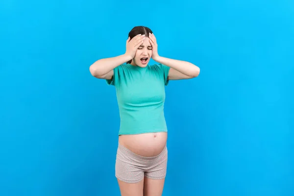 Hermosa Mujer Embarazada Joven Sintiendo Dolor Cabeza Sobre Fondo Color —  Fotos de Stock