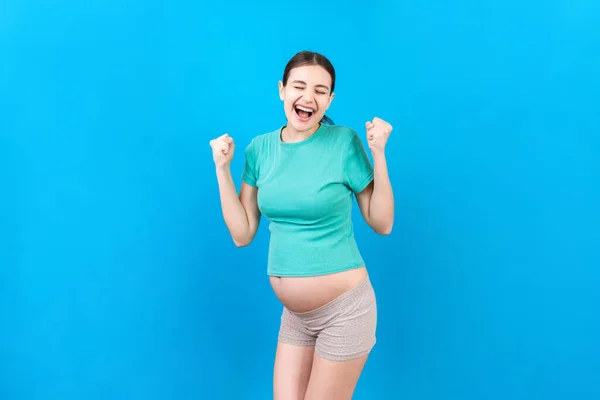 Joven Mujer Embarazada Hermosa Sobre Fondo Color Aislado Celebrando Sorprendido —  Fotos de Stock
