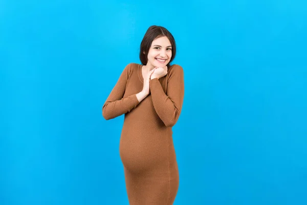 Szczęśliwa Ciężarna Kobieta Dotykająca Brzucha Kolorowym Tle Przyszłej Matki Spodziewa — Zdjęcie stockowe