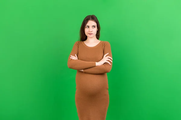 Pensive Femme Enceinte Choisissant Nom Pour Bébé Sur Fond Coloré — Photo