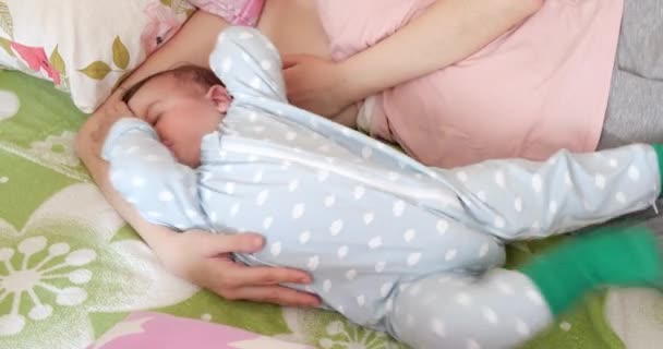 Madre che allatta a casa. concetto di maternità e cura della maternità. Allegro mamma godere l'allattamento al seno — Video Stock