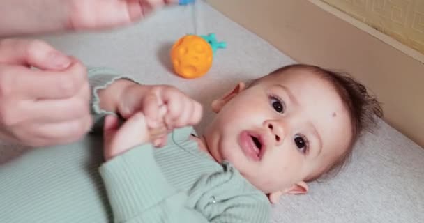 Новорожденный мальчик капает лекарство в нос. Ребенку семь месяцев. — стоковое видео