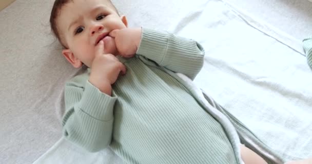 Maman habille un petit garçon sur le lit. Médecine, santé, famille, innocence, pédiatrie, bonheur concepts infantiles — Video