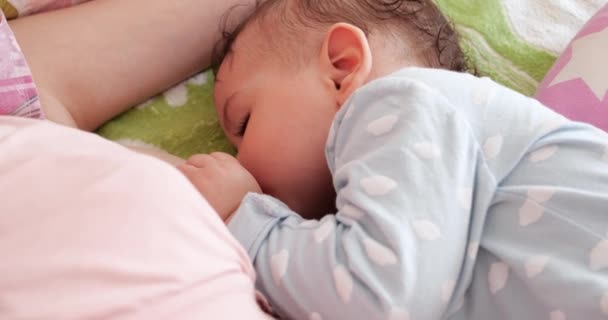 Madre amamantando a su bebé recién nacido en el sofá. La leche materna es una medicina natural para el bebé. familia, comida, niño, alimentación y concepto de paternidad — Vídeos de Stock