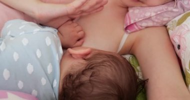 Kadın yeni doğmuş bebeği emziriyor. Bebek yiyen anne sütü. Emzirme bebeği kavramı
