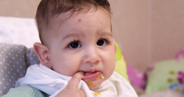 Mamma matar pojken med en sked och hand, familjemat och föräldraskap koncept. Första kompletterande livsmedel och självutfodring — Stockvideo