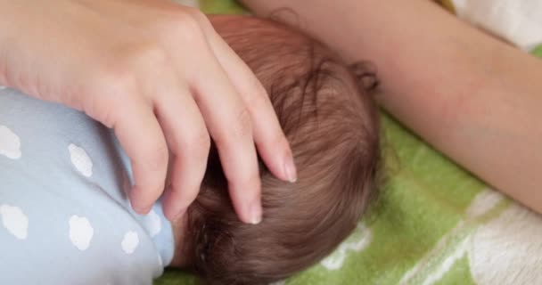 Moeder die haar pasgeboren baby borstvoeding geeft op de bank. Melk van moeders borst is een natuurlijk medicijn voor de baby. familie, voedsel, kind, eten en ouderschap concept — Stockvideo