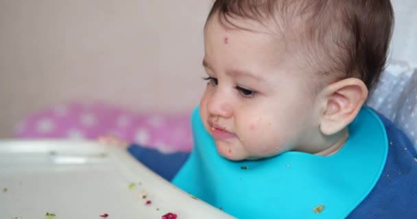 Mamãe alimenta o menino com uma colher e mão, comida familiar e conceito de paternidade. primeiros alimentos complementares e auto-alimentação — Vídeo de Stock