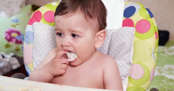 Mam voedt de jongen met een lepel en hand, familie eten en ouderschap concept. eerste aanvullende levensmiddelen en zelfvoeding — Stockvideo