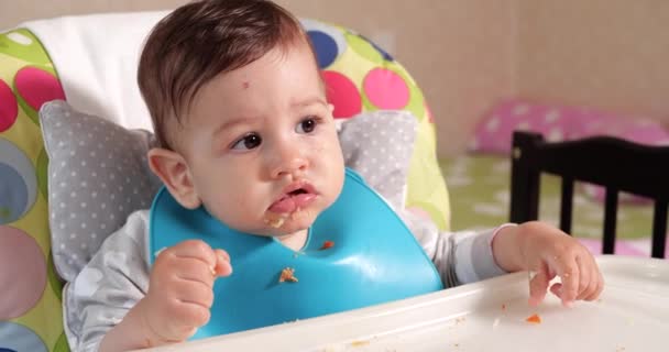 Mam voedt de jongen met een lepel en hand, familie eten en ouderschap concept. eerste aanvullende levensmiddelen en zelfvoeding — Stockvideo