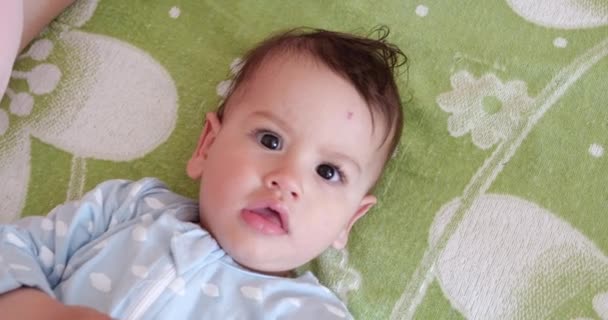 Sevimli küçük erkek bebek yeni doğmuş bebek bebek portresi kameraya gülümsüyor — Stok video