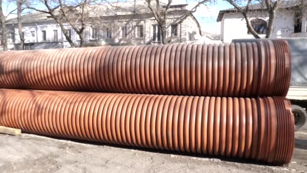 Велика пластикова труба лежить на вулиці і готова до установки — стокове відео