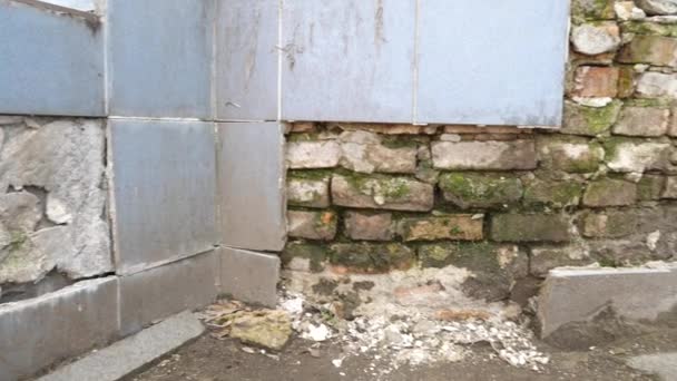 Старый интерьер здания некоторые плитки в падают со стены — стоковое видео
