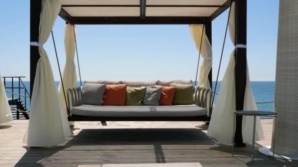 Letni ośrodek wypoczynkowy z luksusową sofą, w letni dzień — Wideo stockowe