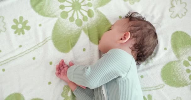 Alvó aranyos kisfiú az ágyban. Békés kisfia alszik az ágyon egy szobában. Finoman koncentrálj. Alvó baba koncepció. Egy éves fiú otthon alszik. — Stock videók