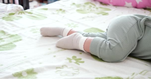 ベッドの上で可愛い赤ちゃん。穏やかな赤ん坊の息子は部屋のベッドで寝ている。焦点を合わせて。眠っている赤ん坊の概念。1歳の少年は家で寝る — ストック動画