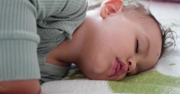 Dormit băiat drăguț copil pe pat. Copilul liniștit doarme în pat într-o cameră. Concentrare moale. Conceptul de copil adormit. Un băiat de un an doarme acasă — Videoclip de stoc