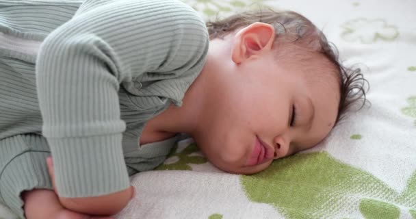 睡在床上可爱的男婴。安静的小儿子睡在房间里的床上。集中精神睡觉的婴儿的概念。1岁的男孩在家里睡觉 — 图库视频影像