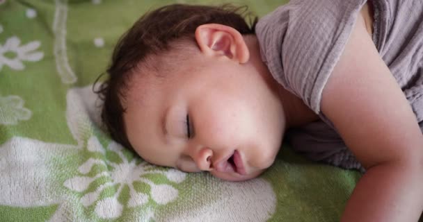 Mignon petit garçon dort doucement dans la crèche et voit des rêves colorés dans la chambre à coucher tout en dormant à la maison — Video