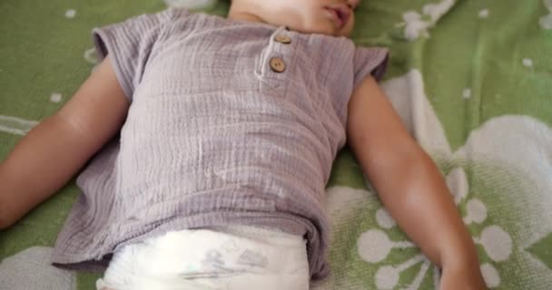 Anak kecil yang lucu tidur manis di tempat tidur bayi dan melihat mimpi berwarna-warni di kamar tidur saat tidur di rumah — Stok Video