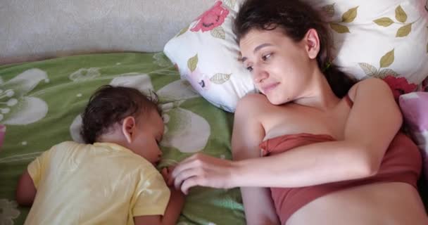 엄마는 어린 아들 이잠들어 있을 때 뽀뽀를 한다. 졸린 엄마가 키스로 아기를 깨운다. 아들은 깨어나서 기분 이 좋아 진다 — 비디오