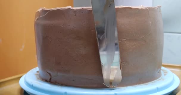 Mulher confeiteiro é creme manchando nas laterais do bolo usando espátula, vista close-up. conceito de culinária, panificação e culinária, culinária caseira — Vídeo de Stock