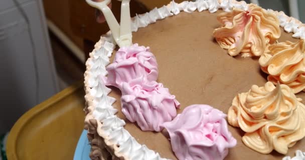 Confeiteiro mulher está derramando creme no bolo de esponja usando saco de pastelaria, vista close-up. chef de pastelaria está cozinhando bolo caseiro. cozinhar, assar e cozinhar, cozinhar em casa — Vídeo de Stock