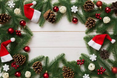 Noel arkaplanı, köknar dalları ve Noel süslemeleri. Üst görünüm, metin için boşluk kopyala.