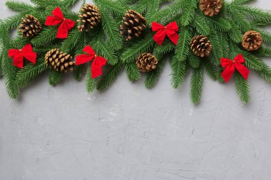 Noel arkaplanı, köknar dalları ve Noel süslemeleri. Üst görünüm, metin için boşluk kopyala.