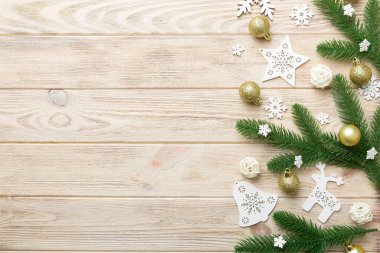 Noel arkaplanı, köknar dalları ve Noel süslemeleri. Üst görünüm, metin için boşluk kopyala.