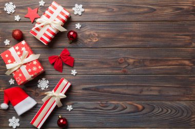 Yeni yıl kompozisyonu. Hediye kutularıyla Noel dekorasyonu. Kopyalama alanı olan üst görünüm.