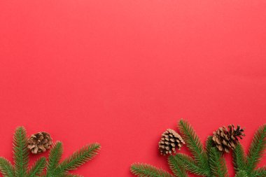 Noel arkaplanı, köknar dalları ve Noel süslemeleri. Üst görünüm, metin için boşluk kopyala.