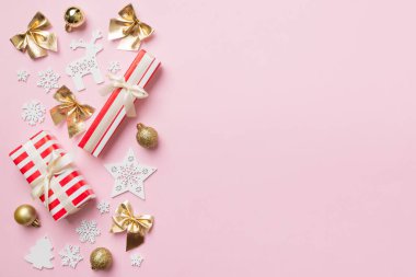Yeni yıl kompozisyonu. Hediye kutularıyla Noel dekorasyonu. Kopyalama alanı olan üst görünüm.