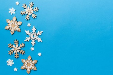 Yeni yıl kompozisyonu: Beyaz Noel kar taneleri. Çam kozalaklı Noel dekoru. Kopyalama alanı olan üst görünüm.