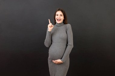 Düşünceli hamile kadın renkli arka planda bebek için isim seçiyor. Hayal Eden ve Mutlu Hamile Kadın Düşünen Annelik Hayatı. Boşluğu Kopyala.