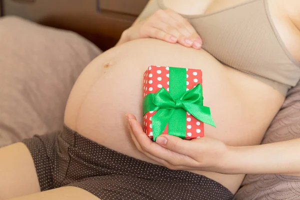 Lycklig Gravid Kvinna Som Håller Julklappslådan Sina Händer Begreppet Nytt — Stockfoto