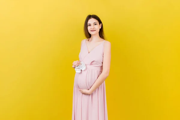 在彩色背景下 快乐的孕妇把女婴抱在肚子上 祝你怀孕愉快复制空间 — 图库照片