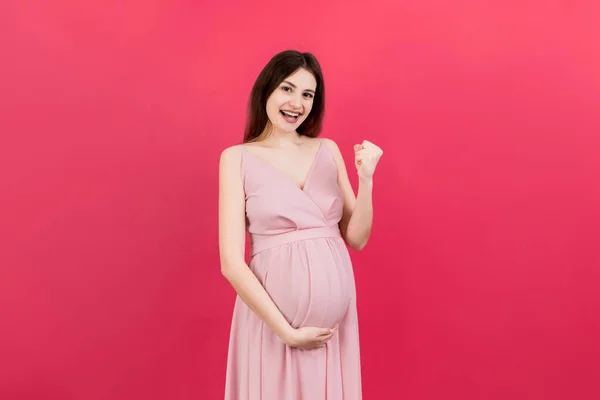 Renkli Arka Planda Genç Güzel Hamile Bir Kadın Kollarını Kaldırıp — Stok fotoğraf