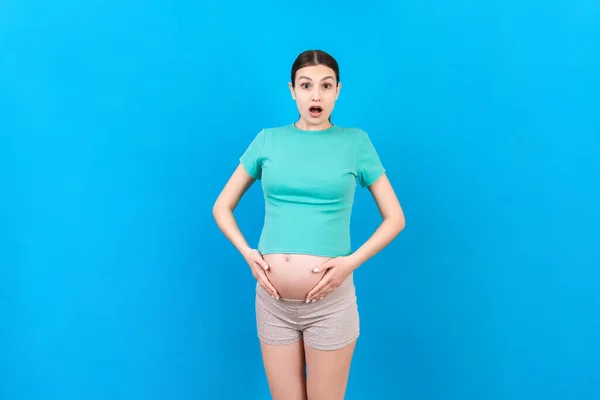 Joven Sorpresa Sorprendida Mujer Embarazada Aislado Fondo Color Expresión Femenina — Foto de Stock