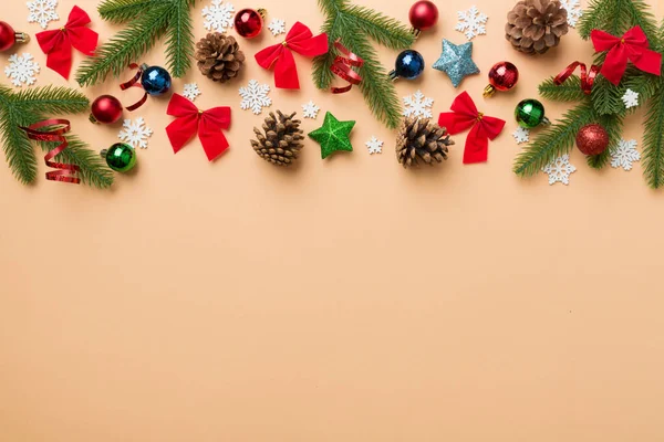 モミの枝やクリスマスの装飾とクリスマスの背景 トップ表示 テキストのコピースペース ロイヤリティフリーのストック画像