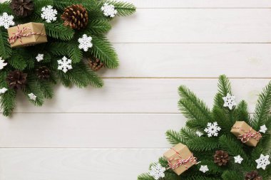 Noel süslemeleri, köknar ağacı dalları ve hediye kutusundaki karanlık masa. Kopyalama alanı olan üst görünüm çerçevesi.