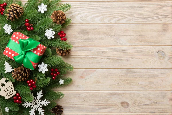 圣诞装饰品 冷杉树枝和礼物 伯克森深色桌子 带有复制空间的顶部视图框架 — 图库照片
