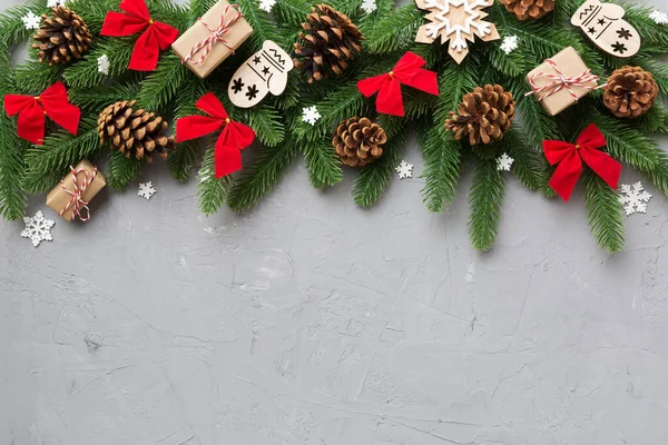 Weihnachtsdekoration Und Tannenzweig Und Geschenkbox Dunkel Tisch Rahmen Von Oben — Stockfoto