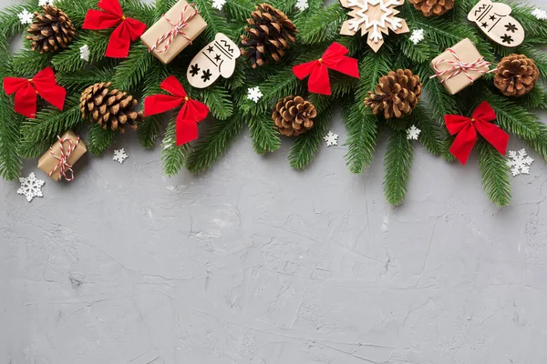 Kerstversiering Dennenboom Tak Geschenkdoos Donkere Tafel Bovenaanzicht Frame Met Kopieerruimte — Stockfoto