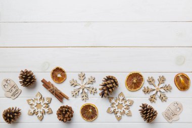 Yeni yıl kompozisyonu. Çam kozalaklı Noel dekoru. Kopyalama alanı olan üst görünüm.